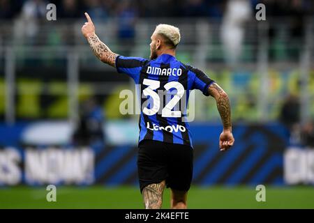 Mailand, Italien. 01. Oktober 2022. Federico Dimarco vom FC Internazionale feiert, nachdem er während des Fußballspiels der Serie A zwischen dem FC Internazionale und AS Roma ein Tor erzielt hat. Kredit: Nicolò Campo/Alamy Live Nachrichten Stockfoto