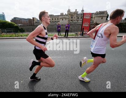 Tower Hill, London, Großbritannien. 2. Okt 2022. Der London Marathon 2022. Tower Hill. Kredit: Matthew Chattle/Alamy Live Nachrichten Stockfoto