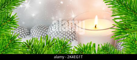 Silberne Weihnachtsdekoration mit Kerze, Ornamenten, Tannenzweigen und Schnee Stockfoto