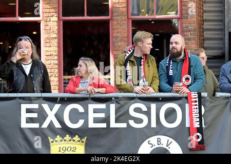 ROTTERDAM - Unterstützer vor dem niederländischen Eredivisie-Spiel zwischen sbv Excelsior und FC Utrecht im Van Donge & De Roo Stadium am 2. Oktober 2022 in Rotterdam, Niederlande. ANP GERRIT VAN COLOGNE Stockfoto