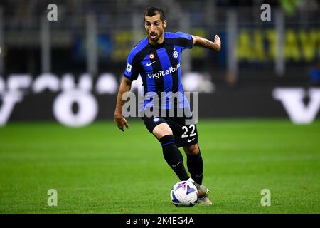 Mailand, Italien. 01. Oktober 2022. Henrikh Mkhitaryan vom FC Internazionale in Aktion während des Fußballspiels der Serie A zwischen dem FC Internazionale und AS Roma. Kredit: Nicolò Campo/Alamy Live Nachrichten Stockfoto