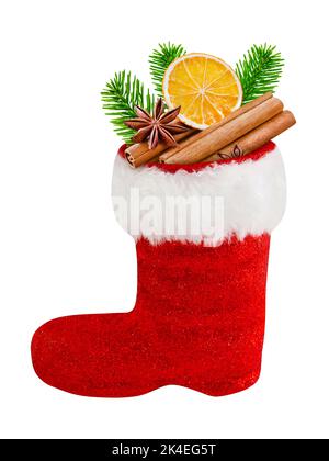 Weihnachtsdekoration Santa Boot mit Zimt, Orangen und Anise isoliert auf weißem Hintergrund Stockfoto