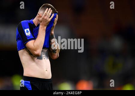 Mailand, Italien. 01. Oktober 2022. Milan Skriniar vom FC Internazionale sieht am Ende des Fußballspiels der Serie A zwischen dem FC Internazionale und AS Roma niedergeschlagen aus. Kredit: Nicolò Campo/Alamy Live Nachrichten Stockfoto