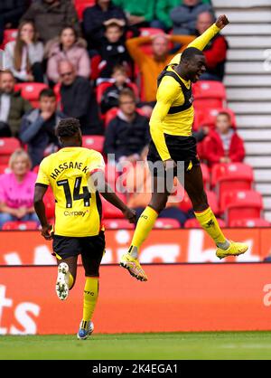 Watfords Ken Sema feiert das zweite Tor des Spiels während des Sky Bet Championship-Spiels im bet365 Stadium, Stoke-on-Trent. Bilddatum: Sonntag, 2. Oktober 2022. Stockfoto