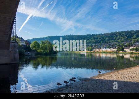 Mertert (Mäertert): Zusammenfluss von Sauer (Sure) und Mosel (Mosel) in Wasserbillig (Waasserbëlleg), Eisenbahnbrücke, Blick auf Oberbillig in Wasser Stockfoto