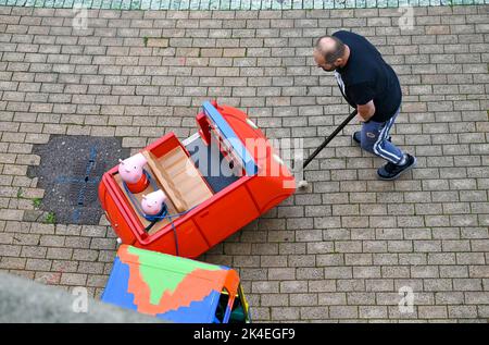 Brighton UK 2. October 2022 - Peppa Pig wird nach heftigen Regenschauern am frühen Morgen an der Strandpromenade von Brighton entlang gedrückt, aber für den Rest des Tages werden sonnigere Bedingungen prognostiziert. : Credit Simon Dack / Alamy Live News Stockfoto