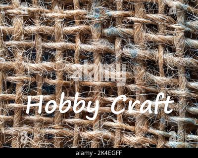 Nahaufnahme eines hessischen Stoffbeutels, der für Hobbys beim Basteln und zur Aufbewahrung von Kaffee verwendet wird Stockfoto