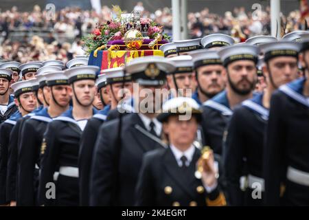 Der Sarg von Königin Elizabeth II. Wird in ihrer Trauerprozession durch London getragen, 22. September 2022, England, Vereinigtes Königreich Stockfoto