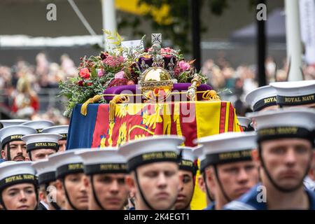 Der Sarg von Königin Elizabeth II. Wird in ihrer Trauerprozession durch London getragen, 22. September 2022, England, Vereinigtes Königreich Stockfoto