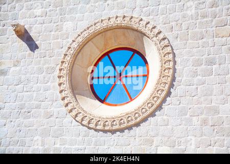 Kreisförmiges Kirchenfenster. Rundes Kathedralenfenster mit Stuck Stockfoto