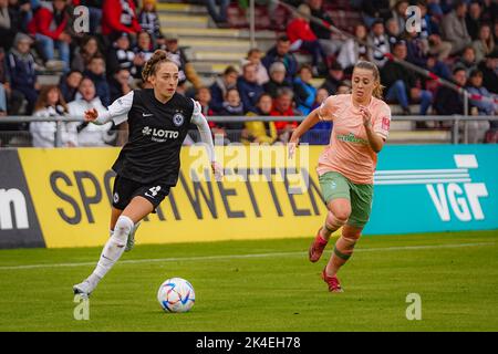 Frankfurt, Deutschland. 02. Oktober 2022. Frankfurt, Deutschland, Oktober 2. 2022: Sophia Kleinherne (4 Frankfurt) kontrolliert den Ball beim FLYERALARM Frauen-Bundesliga-Spiel zwischen Eintracht Frankfurt und SV Werder Bremen im Stadion Brentanobad in Frankfurt am Main. (Norina Toenges/Sports Press Photo/SPP) Quelle: SPP Sport Press Photo. /Alamy Live News Stockfoto