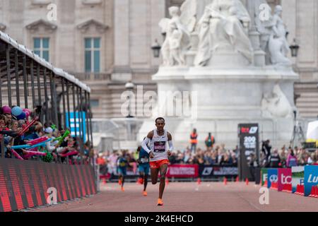 London, Großbritannien. 02. Oktober 2022. Zweiter im Elite Mens Marathon Leul Gebresilase (ETH) Zeit von 2:05:12 während des TCS London Marathon 2022 im London City Centre, London, Großbritannien, 2.. Oktober 2022 (Foto von Richard Washbrooke/News Images) in London, Großbritannien am 10/2/2022. (Foto von Richard Washbrooke/News Images/Sipa USA) Quelle: SIPA USA/Alamy Live News Stockfoto