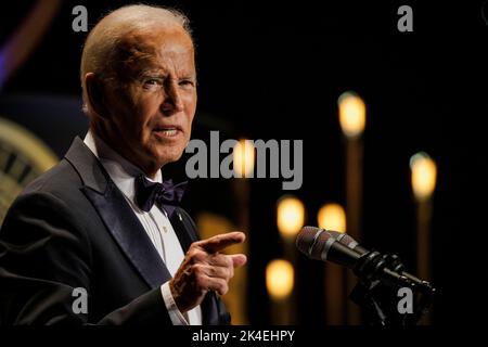 Washington, Usa. 01. Oktober 2022. US-Präsident Joe Biden spricht am Samstag, den 1. Oktober, beim Phoenix Awards Dinner in Washington, DC, USA. 2022. Die Regierung Biden wurde diese Woche in einer Klage von sechs republikanisch geführten Staaten beschuldigt, ihre Autorität mit einem Plan zur Verzeihung von Studiendarlehen des Bundes überschritten zu haben. Fotograf: Samuel Corum/Pool/Sipa USA Kredit: SIPA USA/Alamy Live News Stockfoto