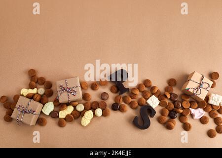 St. Nikolaus - Sinterklaas Tag. Traditionelle Süßigkeiten auf karamellfarbenem Hintergrund Stockfoto