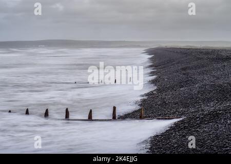 Der Strand groynes an einem stürmischen Tag in Westward Ho. Stockfoto