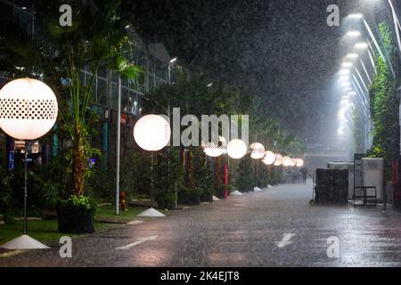 Singapur. 02. Oktober 2022. Starker Regen fällt vor dem Start des Rennens während des Formel 1 Singapore Airlines Singapore Grand Prix 2022, 17. Lauf der FIA Formel 1 Weltmeisterschaft 2022 vom 30. September bis 02. Oktober 2022 auf dem Marina Bay Street Circuit, in Singapur - Foto: Florent Gooden / Dppi/DPPI/LiveMedia Credit: Independent Photo Agency/Alamy Live News Stockfoto