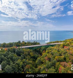 Luftaufnahme der Cut River Bridge am US Highway 22 mit Lake Michigan im Hintergrund Stockfoto