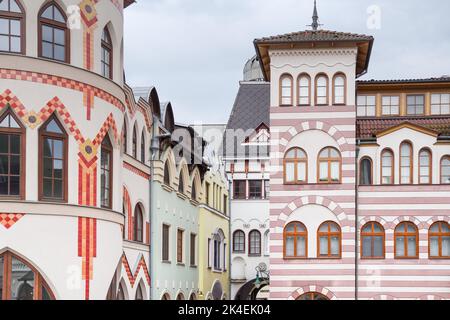 Europaplatz in Komarno, Slowakei - jedes Gebäude um den Platz herum wurde 2000 eröffnet und repräsentiert die Architektur eines europäischen Landes Stockfoto