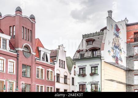 Europaplatz in Komarno, Slowakei - jedes Gebäude um den Platz herum wurde 2000 eröffnet und repräsentiert die Architektur eines europäischen Landes Stockfoto