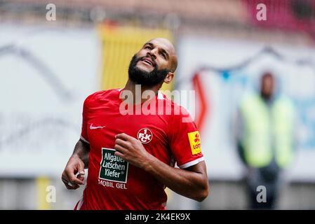 Kaiserslautern, Deutschland. 02. Oktober 2022. Fußball: 2. Bundesliga, 1. FC Kaiserslautern - Eintracht Braunschweig, Matchday 10, Fritz-Walter-Stadion. Kaiserslauterns Terrence Boyd reagiert. Quelle: Uwe Anspach/dpa - WICHTIGER HINWEIS: Gemäß den Anforderungen der DFL Deutsche Fußball Liga und des DFB Deutscher Fußball-Bund ist es untersagt, im Stadion und/oder vom Spiel aufgenommene Fotos in Form von Sequenzbildern und/oder videoähnlichen Fotoserien zu verwenden oder zu verwenden./dpa/Alamy Live News Stockfoto