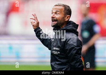 Kaiserslautern, Deutschland. 02. Oktober 2022. Fußball: 2. Bundesliga, 1. FC Kaiserslautern - Eintracht Braunschweig, Matchday 10, Fritz-Walter-Stadion. Braunschweiger Trainer Michael Schiele zeigt Gesten. Quelle: Uwe Anspach/dpa - WICHTIGER HINWEIS: Gemäß den Anforderungen der DFL Deutsche Fußball Liga und des DFB Deutscher Fußball-Bund ist es untersagt, im Stadion und/oder vom Spiel aufgenommene Fotos in Form von Sequenzbildern und/oder videoähnlichen Fotoserien zu verwenden oder zu verwenden./dpa/Alamy Live News Stockfoto