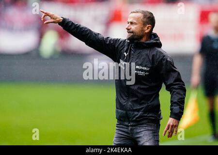 Kaiserslautern, Deutschland. 02. Oktober 2022. Fußball: 2. Bundesliga, 1. FC Kaiserslautern - Eintracht Braunschweig, Matchday 10, Fritz-Walter-Stadion. Braunschweiger Trainer Michael Schiele zeigt Gesten. Quelle: Uwe Anspach/dpa - WICHTIGER HINWEIS: Gemäß den Anforderungen der DFL Deutsche Fußball Liga und des DFB Deutscher Fußball-Bund ist es untersagt, im Stadion und/oder vom Spiel aufgenommene Fotos in Form von Sequenzbildern und/oder videoähnlichen Fotoserien zu verwenden oder zu verwenden./dpa/Alamy Live News Stockfoto