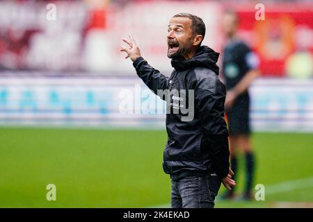 Kaiserslautern, Deutschland. 02. Oktober 2022. Fußball: 2. Bundesliga, 1. FC Kaiserslautern - Eintracht Braunschweig, Matchday 10, Fritz-Walter-Stadion. Braunschweiger Trainer Michael Schiele zeigt Gesten. Quelle: Uwe Anspach/dpa - WICHTIGER HINWEIS: Gemäß den Anforderungen der DFL Deutsche Fußball Liga und des DFB Deutscher Fußball-Bund ist es untersagt, im Stadion und/oder vom Spiel aufgenommene Fotos in Form von Sequenzbildern und/oder videoähnlichen Fotoserien zu verwenden oder zu verwenden./dpa/Alamy Live News Stockfoto