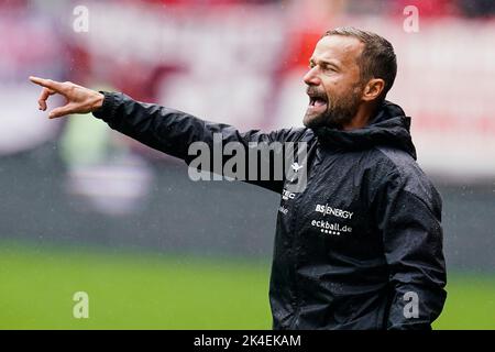 Kaiserslautern, Deutschland. 02. Oktober 2022. Fußball: 2. Bundesliga, 1. FC Kaiserslautern - Eintracht Braunschweig, Matchday 10, Fritz-Walter-Stadion. Braunschweiger Trainer Michael Schiele zeigt Gesten. Quelle: Uwe Anspach/dpa - WICHTIGER HINWEIS: Gemäß den Anforderungen der DFL Deutsche Fußball Liga und des DFB Deutscher Fußball-Bund ist es untersagt, im Stadion und/oder vom Spiel aufgenommene Fotos in Form von Sequenzbildern und/oder videoähnlichen Fotoserien zu verwenden oder zu verwenden./dpa/Alamy Live News Stockfoto