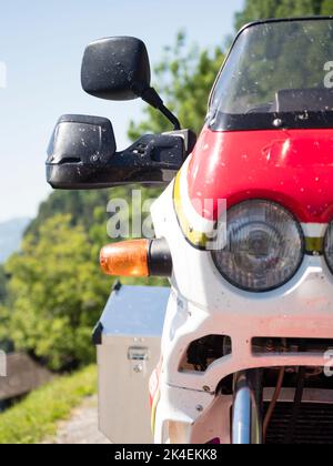 Vorderansicht eines Abenteuer-Motorrades an einem Bergpass in den Schweizer alpen. Stockfoto