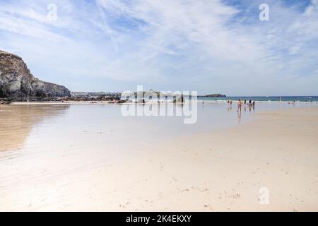 Lusty Glaze - ein unglaublich malerischer, abgeschiedener, privater Strand mit Strandrestaurant und Unterkünften in North Cornwall (England, Großbritannien) Stockfoto