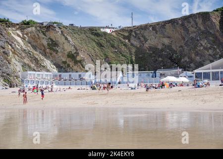 Lusty Glaze - ein unglaublich malerischer, abgeschiedener, privater Strand mit Strandrestaurant und Unterkünften in North Cornwall (England, Großbritannien) Stockfoto