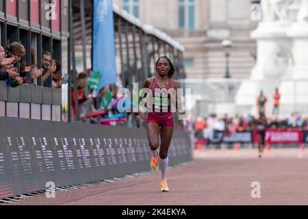 Mary Ngugi (KEN) wird Siebter beim TCS London Marathon 2022 im Londoner Stadtzentrum, London, Großbritannien, 2.. Oktober 2022 (Foto von Richard Washbrooke/News Images) Stockfoto