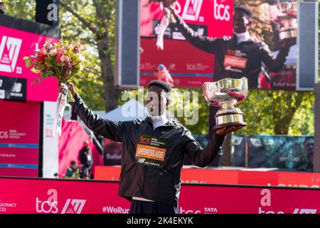 London, Großbritannien. 02. Oktober 2022. Der schnellste (GBR) Athlet Weynay Ghebresilasie (GBR) während des TCS London Marathon 2022 im London City Centre, London, Großbritannien, 2.. Oktober 2022 (Foto von Richard Washbrooke/News Images) in London, Großbritannien am 10/2/2022. (Foto von Richard Washbrooke/News Images/Sipa USA) Quelle: SIPA USA/Alamy Live News Stockfoto