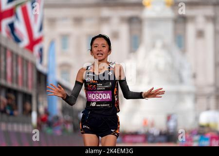 Damen Elite Ai Hosoda (JPN) landet beim TCS London Marathon 2022 im London City Centre, London, Großbritannien, 2.. Oktober 2022 auf dem neunten Platz (Foto: Richard Washbrooke/News Images) Stockfoto