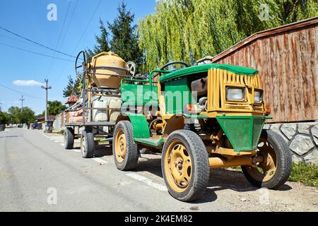 Cabriolet-Traktor aus recycelten Teilen zusammengesetzt Stockfoto