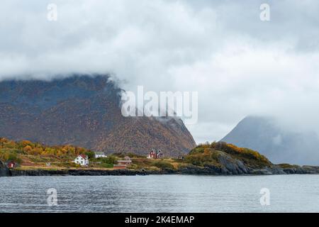 Abgelegene Häuser an der felsigen Küste, Senja Island, Norwegen Stockfoto