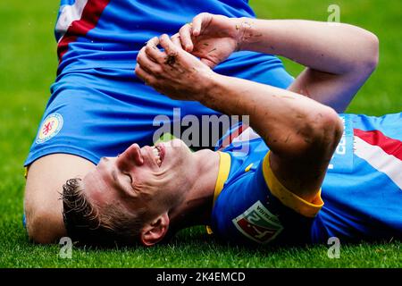 Kaiserslautern, Deutschland. 02. Oktober 2022. Fußball: 2. Bundesliga, 1. FC Kaiserslautern - Eintracht Braunschweig, Matchday 10, Fritz-Walter-Stadion. Braunschweigs Torschütze Lion Lauberbach feiert das Tor um 0:1 Uhr. Quelle: Uwe Anspach/dpa - WICHTIGER HINWEIS: Gemäß den Anforderungen der DFL Deutsche Fußball Liga und des DFB Deutscher Fußball-Bund ist es untersagt, im Stadion und/oder vom Spiel aufgenommene Fotos in Form von Sequenzbildern und/oder videoähnlichen Fotoserien zu verwenden oder zu verwenden./dpa/Alamy Live News Stockfoto