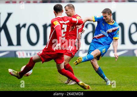 Kaiserslautern, Deutschland. 02. Oktober 2022. Fußball: 2. Bundesliga, 1. FC Kaiserslautern - Eintracht Braunschweig, Matchday 10, Fritz-Walter-Stadion. Braunschweigs Löwe Lauberbach (r) erzielt das Tor in 0:1. Quelle: Uwe Anspach/dpa - WICHTIGER HINWEIS: Gemäß den Anforderungen der DFL Deutsche Fußball Liga und des DFB Deutscher Fußball-Bund ist es untersagt, im Stadion und/oder vom Spiel aufgenommene Fotos in Form von Sequenzbildern und/oder videoähnlichen Fotoserien zu verwenden oder zu verwenden./dpa/Alamy Live News Stockfoto