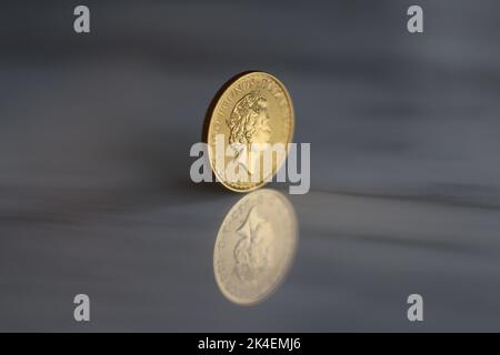 Eine Unze Goldmünze mit hundert Pfund Stückelung. Königin Elizabeth II. Auf der Vorderseite. Reflexion auf der Oberfläche. 1 oz. 100 Pfund. 100 GBP. Stockfoto