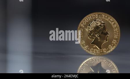 Eine Unze Goldmünze mit hundert Pfund Stückelung. Königin Elizabeth II. Auf der Vorderseite. Reflexion auf der Oberfläche. 1 oz. 100 Pfund. 100 GBP. Stockfoto