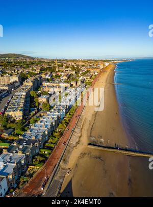 Luftaufnahme der Strandpromenade und des Portobello Beach in Edinburgh, Schottland, Großbritannien Stockfoto