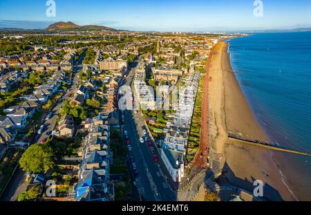 Luftaufnahme der Strandpromenade und des Portobello Beach in Edinburgh, Schottland, Großbritannien Stockfoto