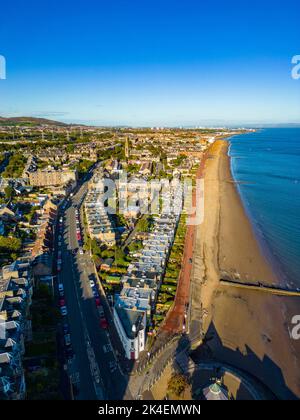 Luftaufnahme der Strandpromenade und des Portobello Beach in Edinburgh, Schottland, Großbritannien Stockfoto