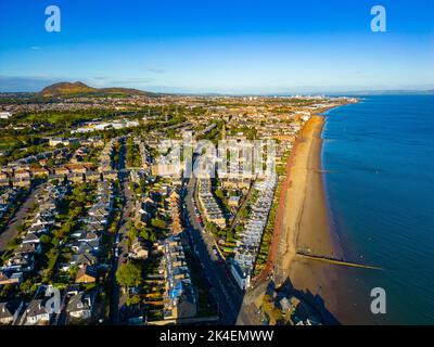 Luftaufnahme der Strandpromenade und des Portobello Beach in Edinburgh, Schottland, Großbritannien Stockfoto