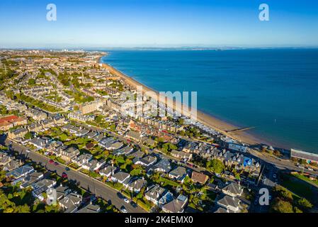 Luftaufnahme der Strandpromenade und des Portobello Beach in Edinburgh, Schottland, Großbritannien Stockfoto