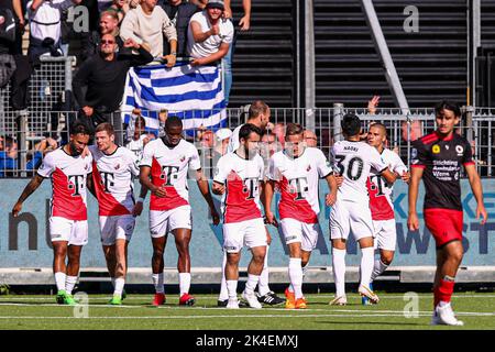 ROTTERDAM, NIEDERLANDE - 2. OKTOBER: Sander van de Streek vom FC Utrecht, Naoki Maeda vom FC Utrecht, Spieler des FC Utrecht feiern das Tor beim niederländischen Eredivisie-Spiel zwischen Excelsior Rotterdam und dem FC Utrecht am 2. Oktober 2022 im Stadion Woudestein in Rotterdam, Niederlande (Foto: Ben Gal/Orange Picters) Stockfoto