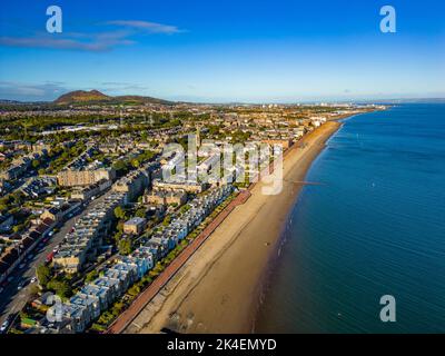 Luftaufnahme der Strandpromenade und des Portobello Beach in Edinburgh, Schottland, Großbritannien Stockfoto