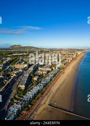 Luftaufnahme der Strandpromenade und des Portobello Beach in Edinburgh, Schottland, Großbritannien Stockfoto