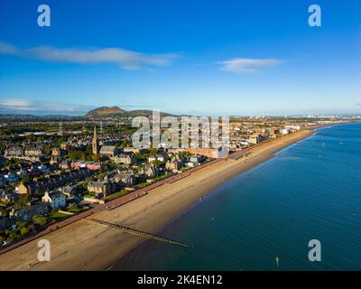 Luftaufnahme der Strandpromenade und des Portobello Beach in Edinburgh, Schottland, Großbritannien Stockfoto