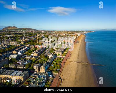 Luftaufnahme der Strandpromenade und des Portobello Beach in Edinburgh, Schottland, Großbritannien Stockfoto